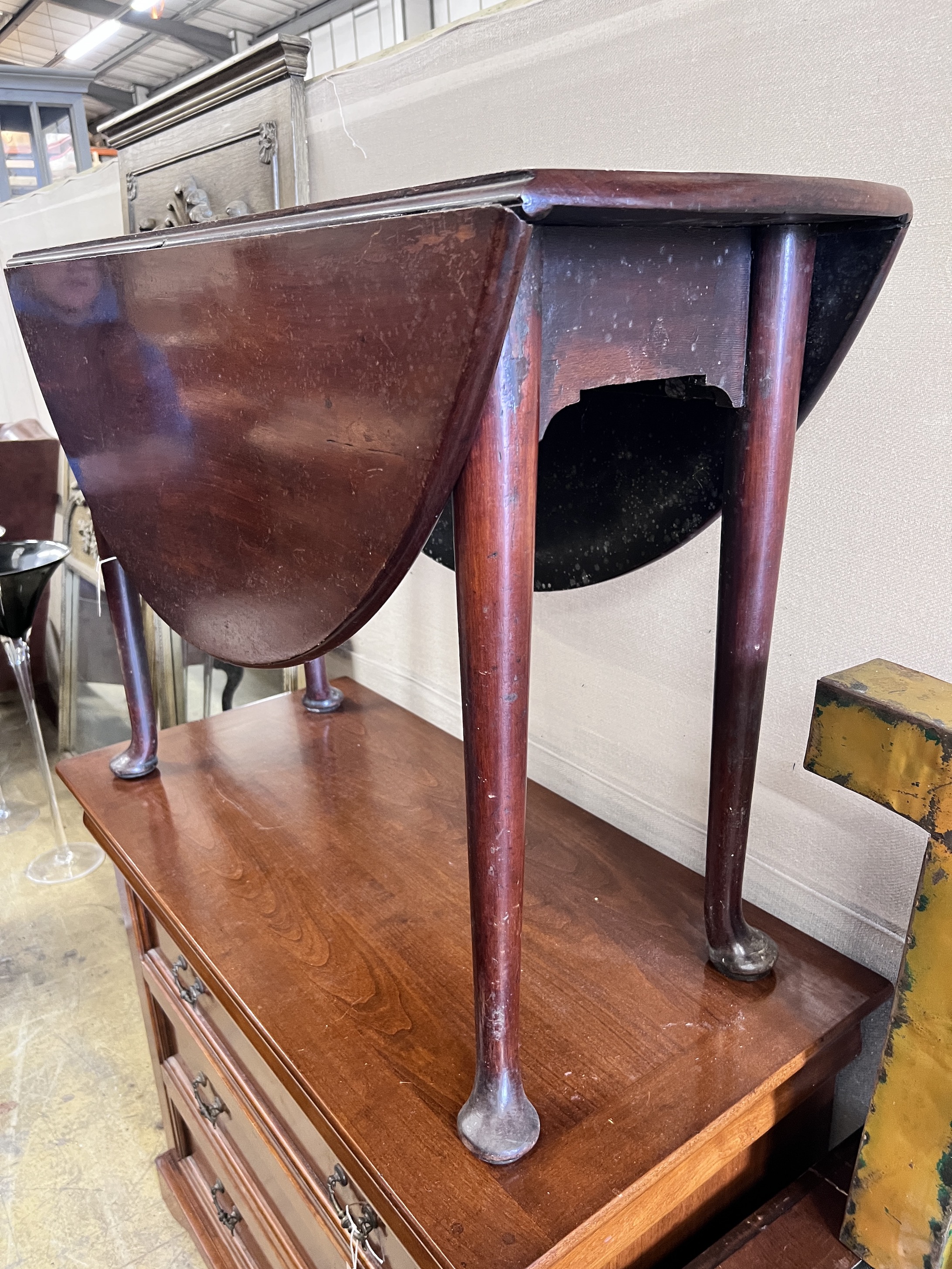 A George III mahogany drop leaf table, width 107cm